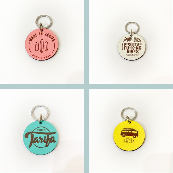 Llaveros de Made in Tarifa con los diseños de la marca